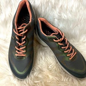 Ecco size 7 Natural Biom Lite
Great condition! Like new size 7!